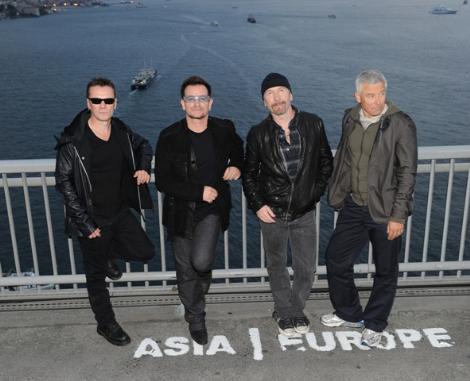 U2 - İstanbul - Boğaz Köprüsü - Crossing The Bosphorus Bridge