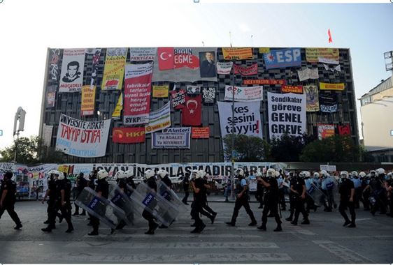 Yıkılacak mı yoksa restore mi edilecek tartışmasına sahne olan Atatürk Kültür Merkezi’ne Gezi Parkı eylemlerinde asılan pankartlar bir çok farklı kesimin bir çok farklı mesajını günlerce Dünyaya vermiş oldu