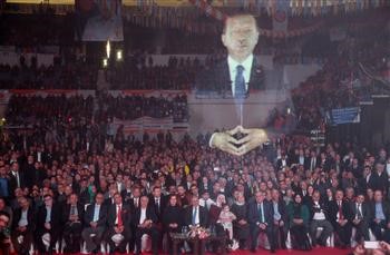 Konuşma yaptığı sırada bir çok TV kanalında canlı yayında aktarılan Erdoğan, katılamadığı AKP’nin İzmir mitinginde hologram kullanarak fikirlerini aktarması, Orwell’in 1984 romanıyla tek bir merkezden düşünceleri propaganda aracılığıyla yayılması fikrine benzetilmektedir.